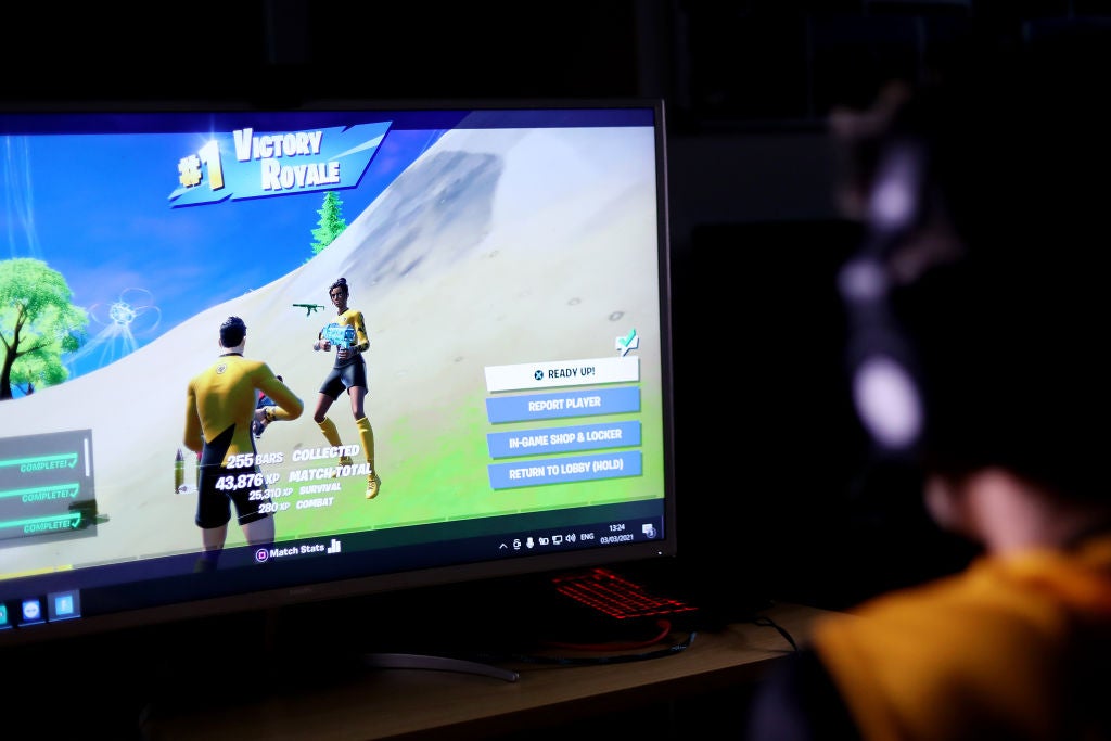 Cómo restringir el chat de voz en Fortnite: Protección de menores online
